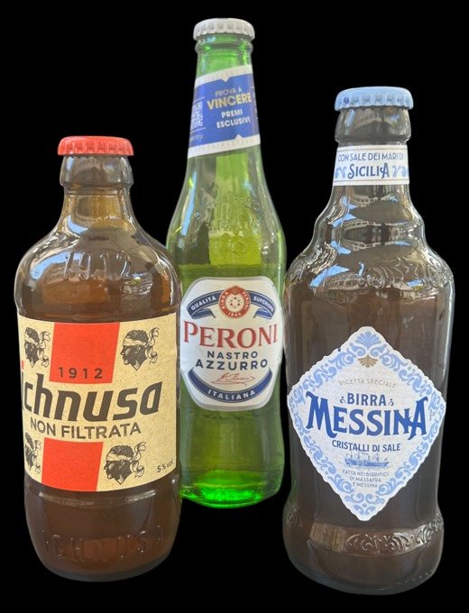 Drei italienische Bierflaschen: Ichnusa, Moretti und Messina Cristalli di Sali.