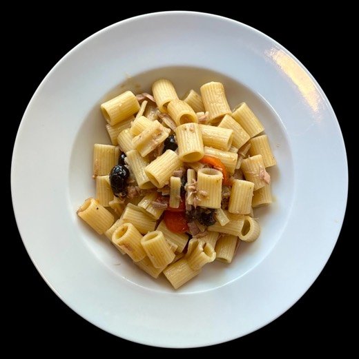 Rigatoni mit Tomatensauce auf einem weissen Teller.
