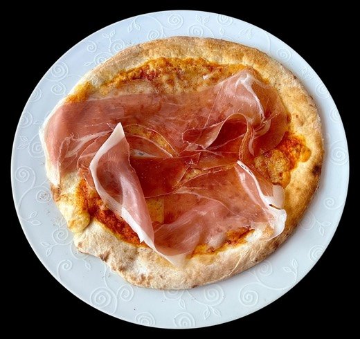 Piadina mit Prosciutto crudo auf einem weissen Teller.